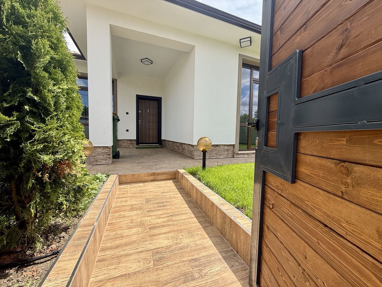 Neues eingeschossiges Haus mit drei Schlafzimmern und eigenem Garten – Komfort, Ruhe und Qualität nahe Sonnenstrand