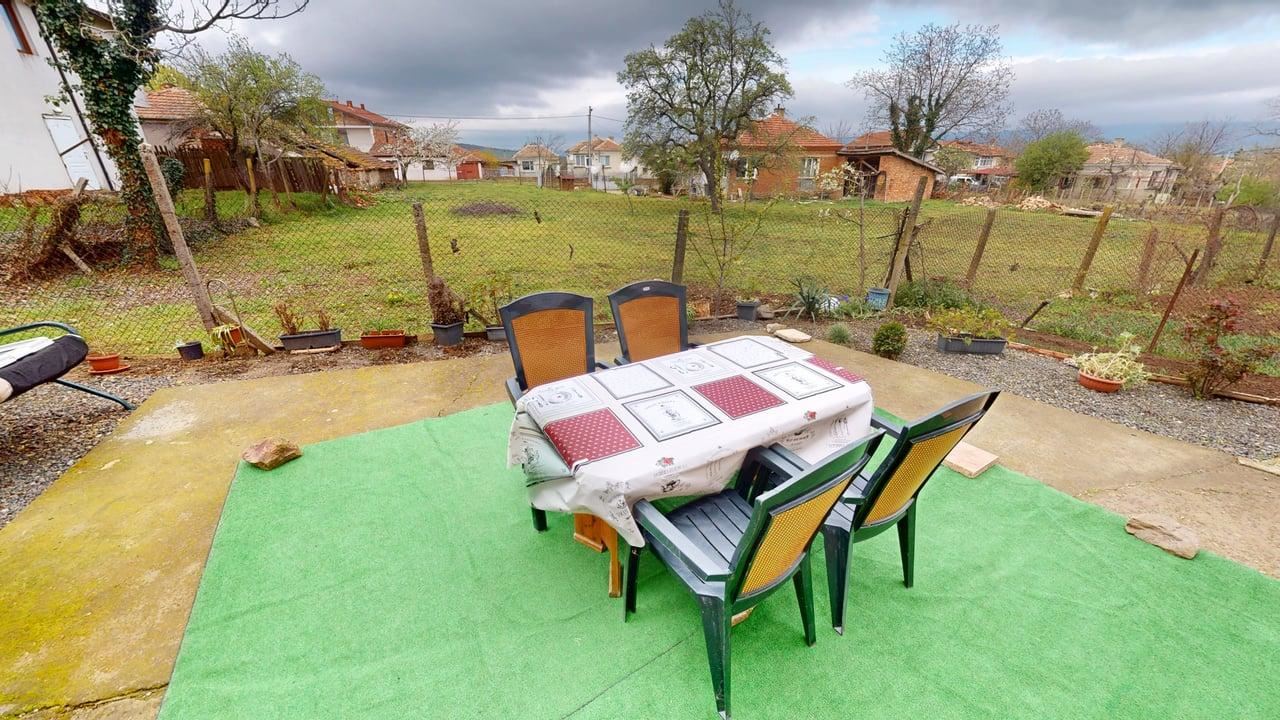 Zweigeschossiges Haus im Dorf Poroy – Ruhe, Raum und Komfort in Meeresnähe