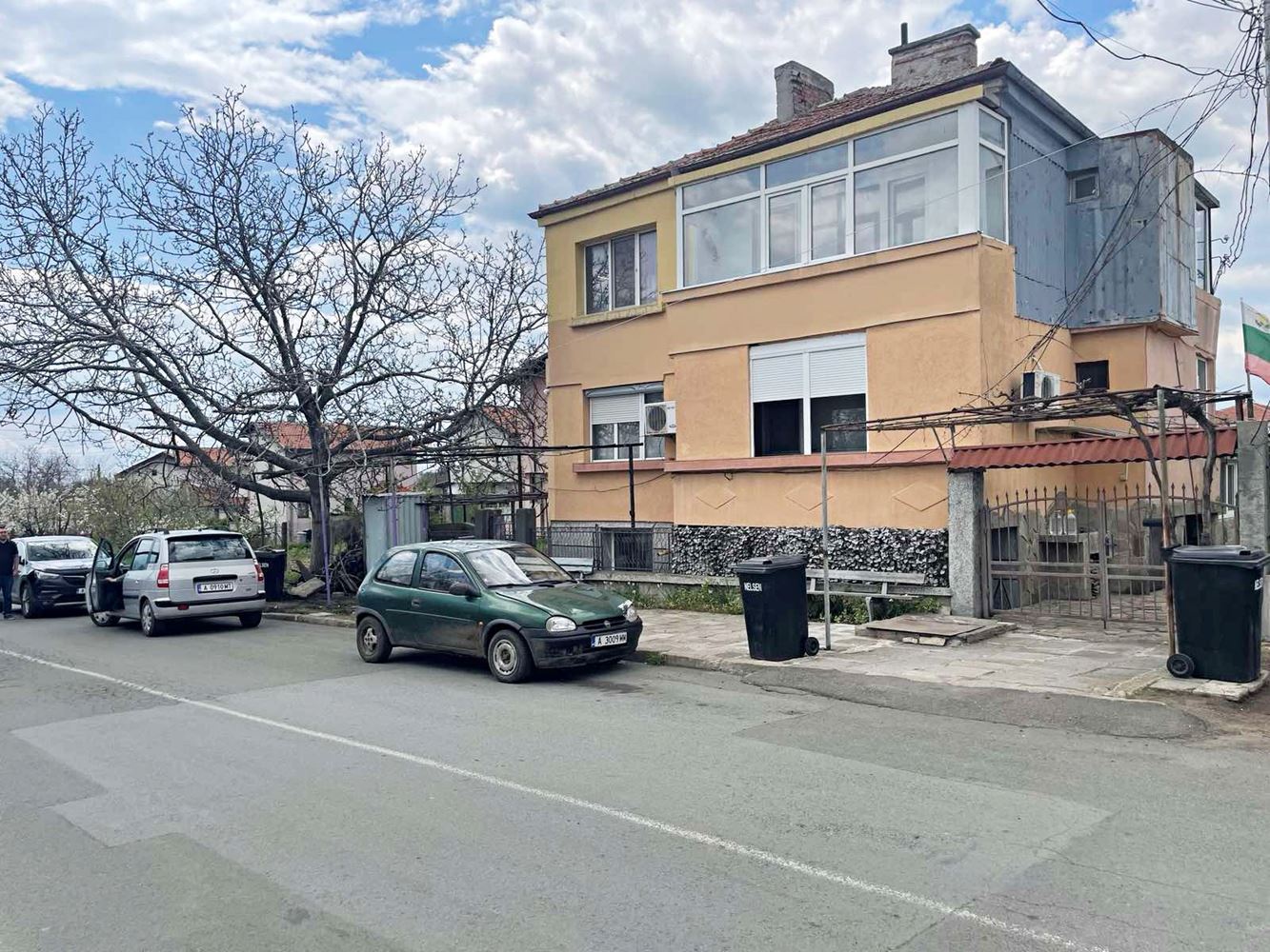 Eigenständiger Teil eines Hauses mit Hof in Burgas – Banevo, Großzügigkeit, Funktionalität und hervorragende Lage nahe den Mineralbädern