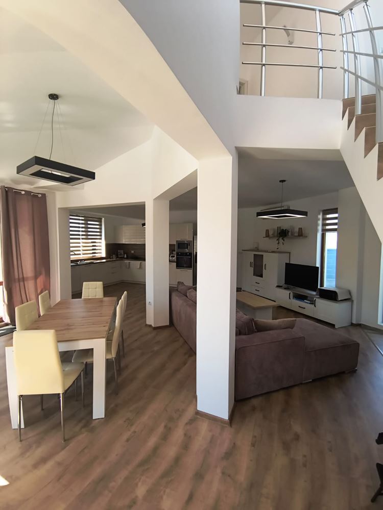 Zweistöckiges Haus mit Swimmingpool und eigenem Garten mit Stellplatz in Aheloy – vollständig möbliert und bezugsfertig