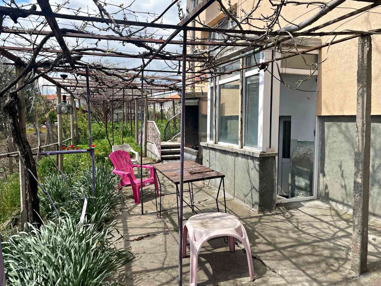 Eigenständiger Teil eines Hauses mit Hof in Burgas – Banevo, Großzügigkeit, Funktionalität und hervorragende Lage nahe den Mineralbädern