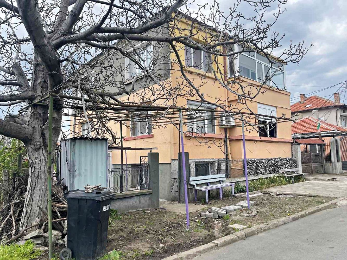 Eigenständiger Teil eines Hauses mit Hof in Burgas – Banevo, Großzügigkeit, Funktionalität und hervorragende Lage nahe den Mineralbädern