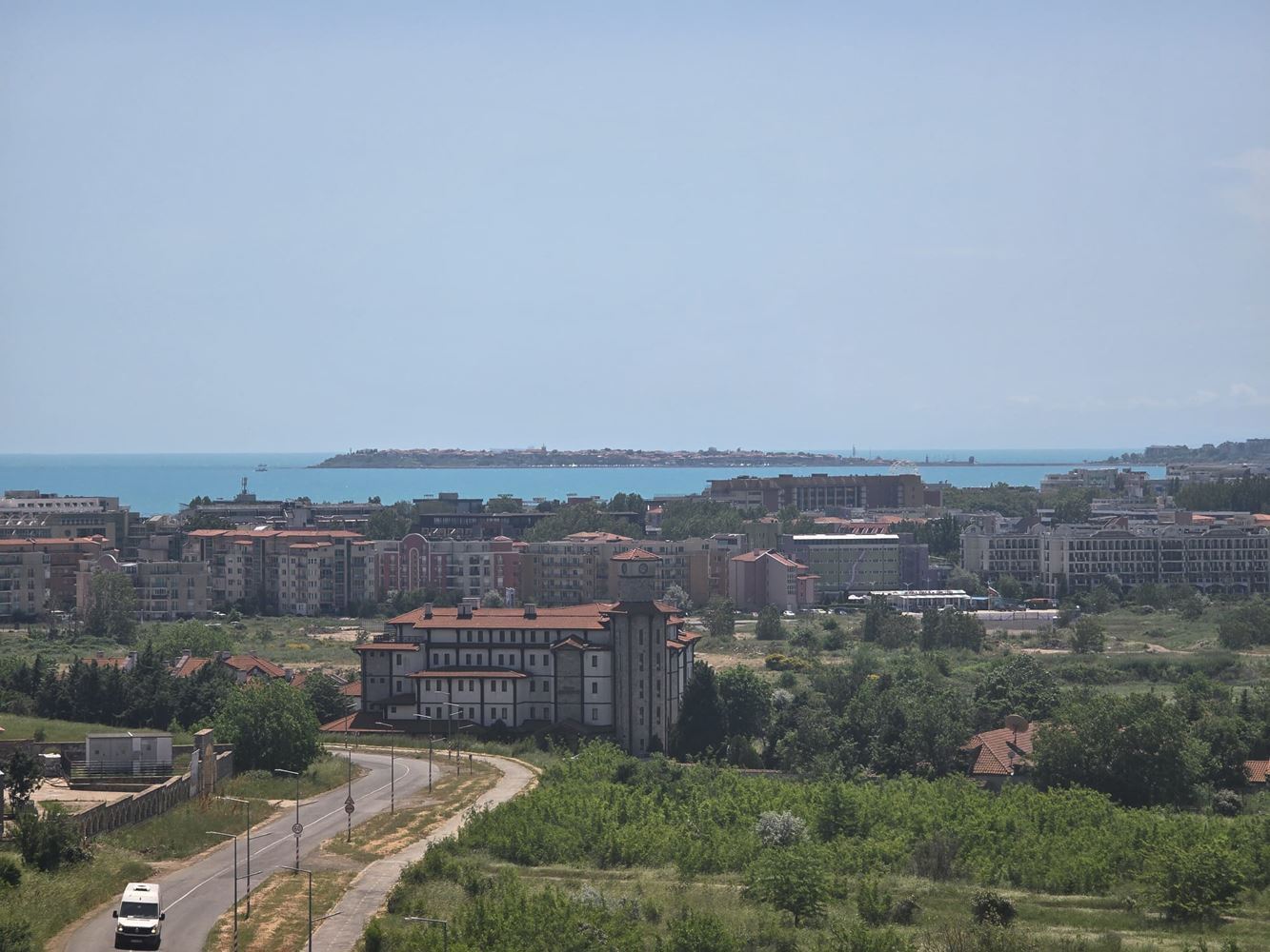 Luxuriöses geräumiges Haus mit Panoramaterrassen und eigenem Garten in einer modernen Anlage am Meer