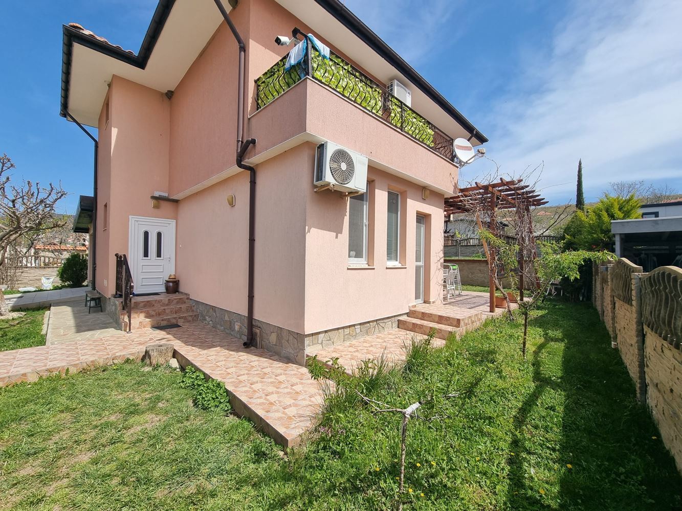 Wunderschönes zweistöckiges Haus mit Garten, Garage und moderner Heizung in Kosharitsa