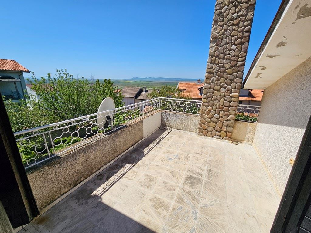 Geräumiges Einfamilienhaus mit Panoramablick in Kosharitsa