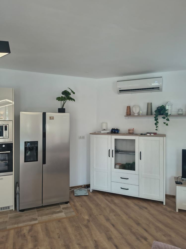 Zweistöckiges Haus mit Swimmingpool und eigenem Garten mit Stellplatz in Aheloy – vollständig möbliert und bezugsfertig