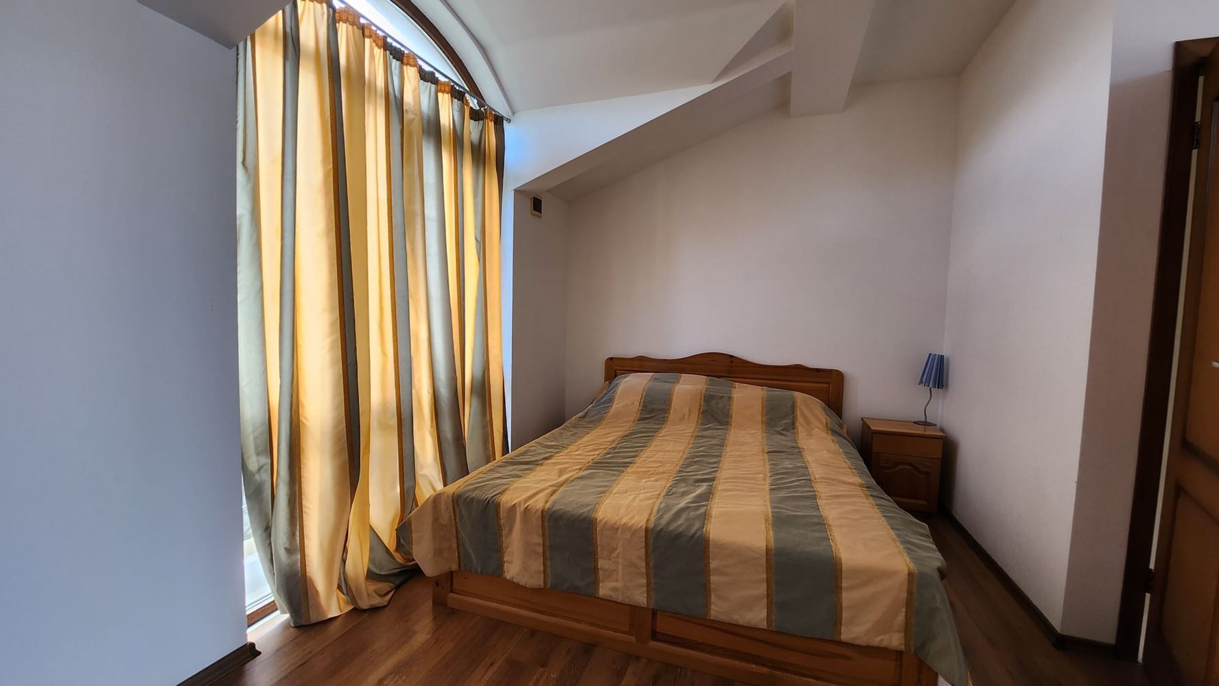 Wunderschönes dreistöckiges Haus in erster Meereslinie in Sosopol mit Panoramablick auf die Paradiesbucht