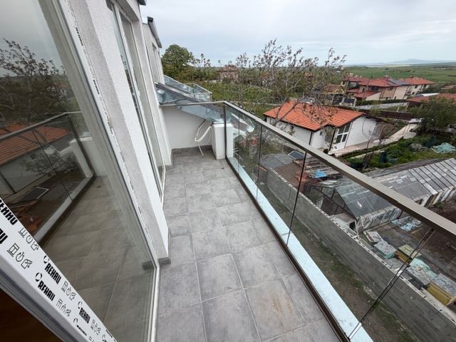 Dreistöckiges Reihenhaus in Banevo – moderne Bauweise, Hof und zwei Parkplätze