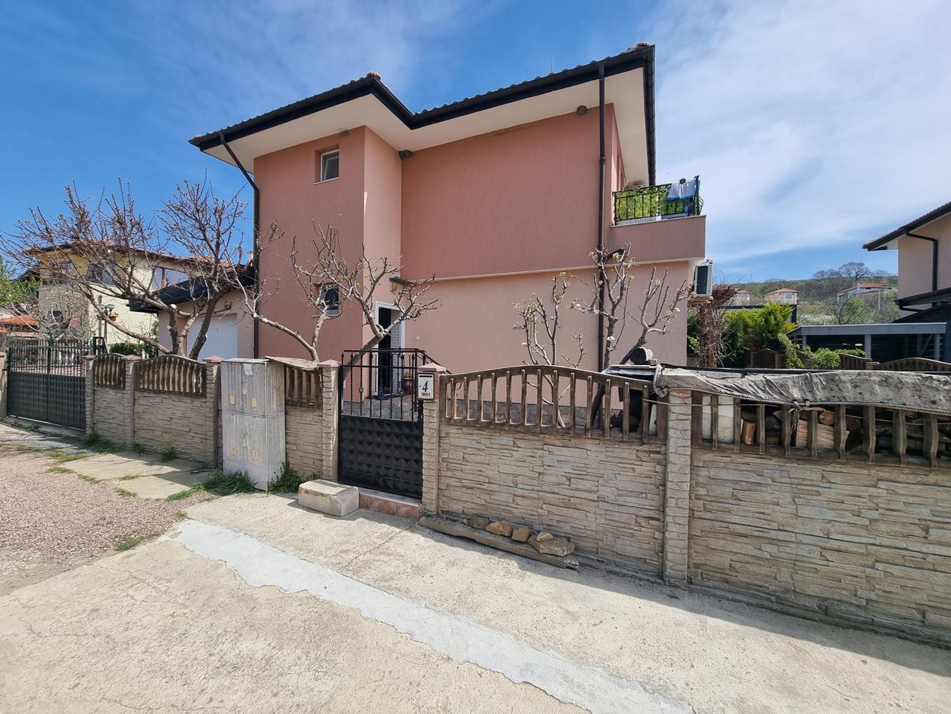 Wunderschönes zweistöckiges Haus mit Garten, Garage und moderner Heizung in Kosharitsa