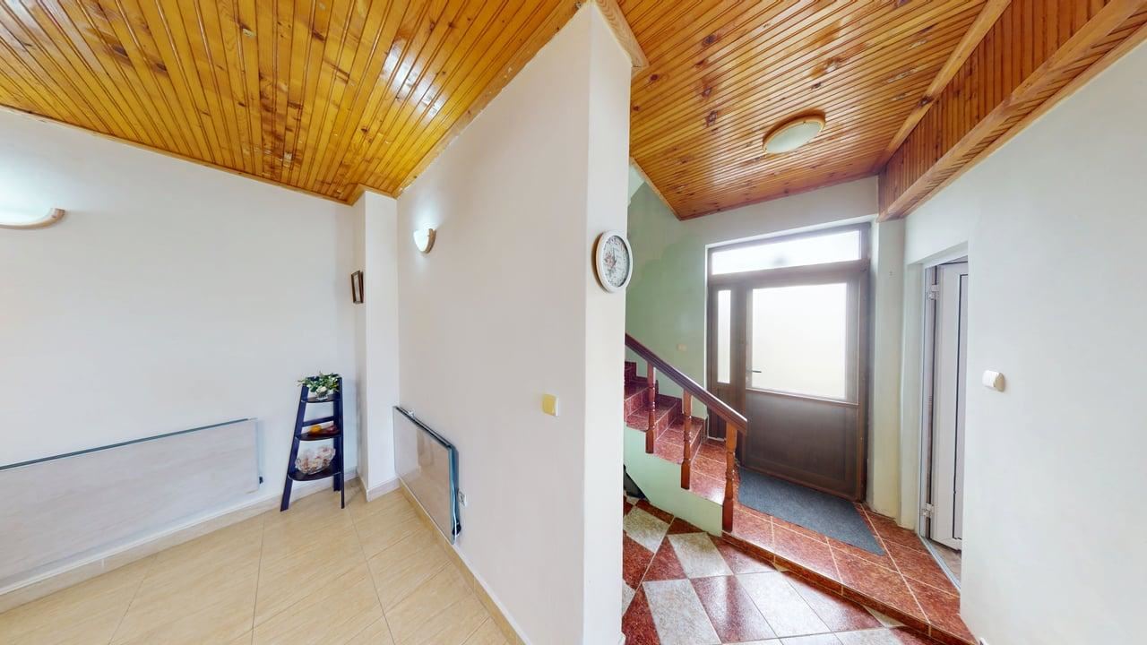 Zweigeschossiges Haus im Dorf Poroy – Ruhe, Raum und Komfort in Meeresnähe