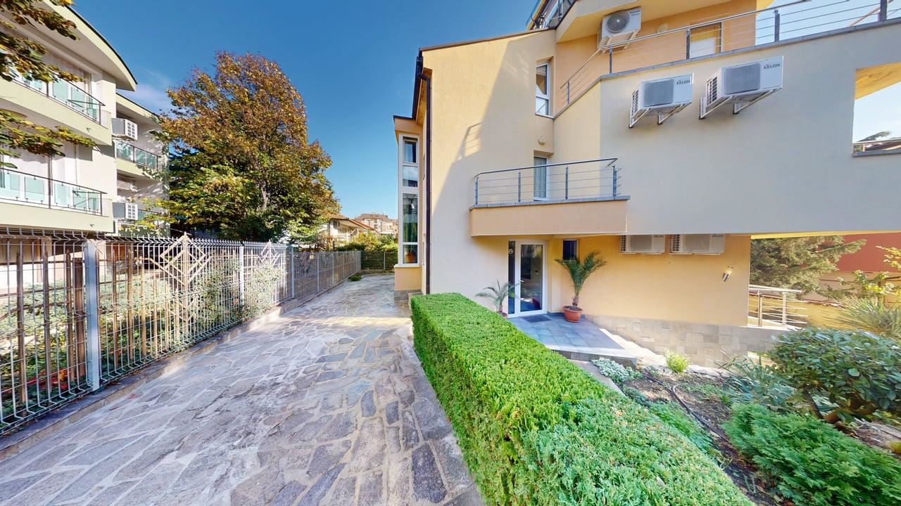 Panoramahaus auf vier Etagen mit 8 Schlafzimmern und Meerblick im Ferienort Sonnenstrand – ohne Wartungsgebühr