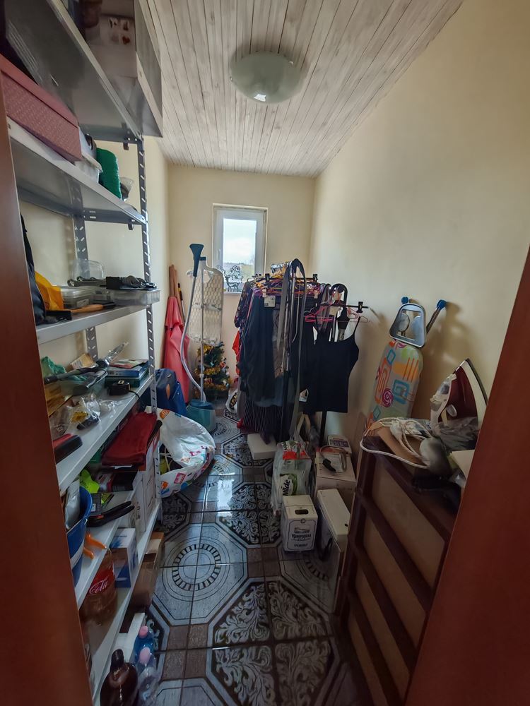 Freistehendes zweistöckiges Haus mit großem Garten und Weinberg im Dorf Poroy – Raum, Komfort und Ruhe