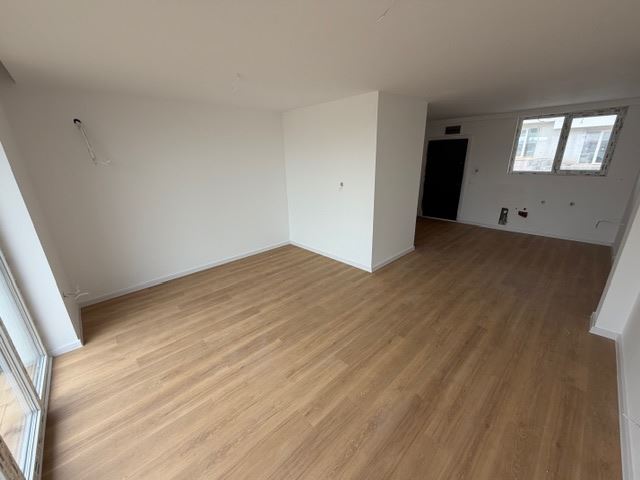 Dreistöckiges Reihenhaus in Banevo – moderne Bauweise, Hof und zwei Parkplätze