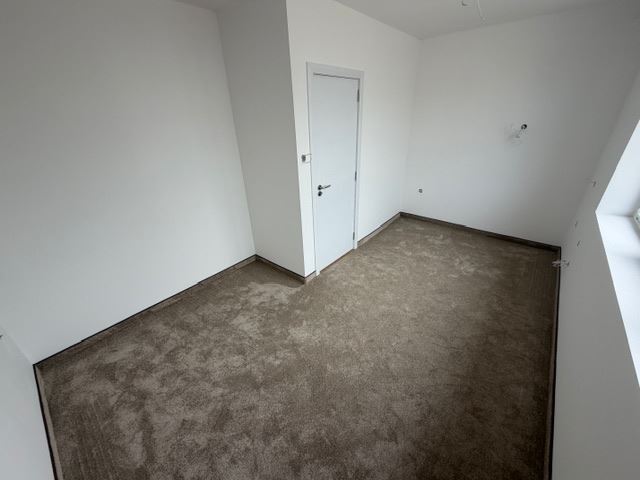 Dreistöckiges Reihenhaus in Banevo – moderne Bauweise, Hof und zwei Parkplätze