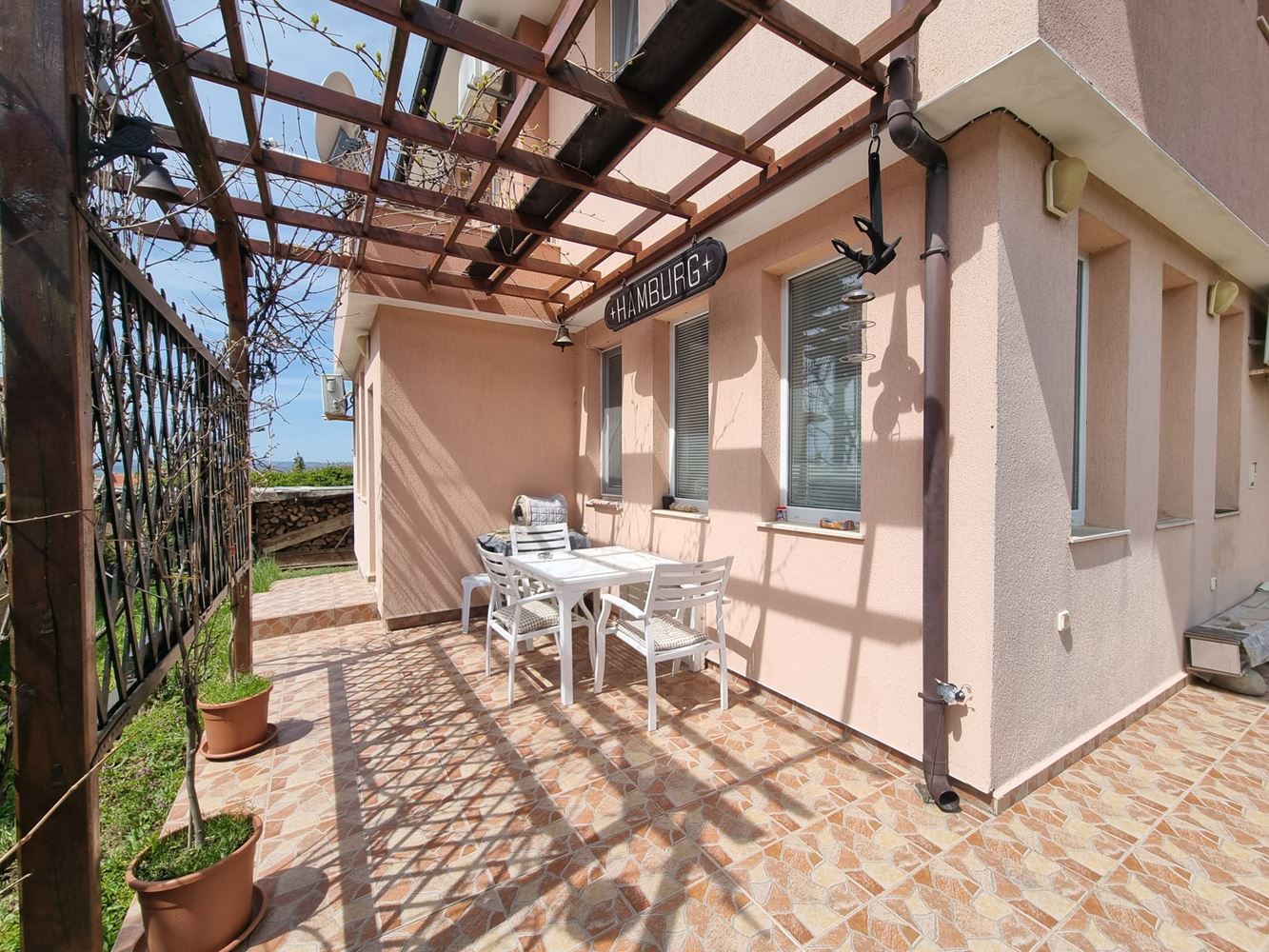 Wunderschönes zweistöckiges Haus mit Garten, Garage und moderner Heizung in Kosharitsa
