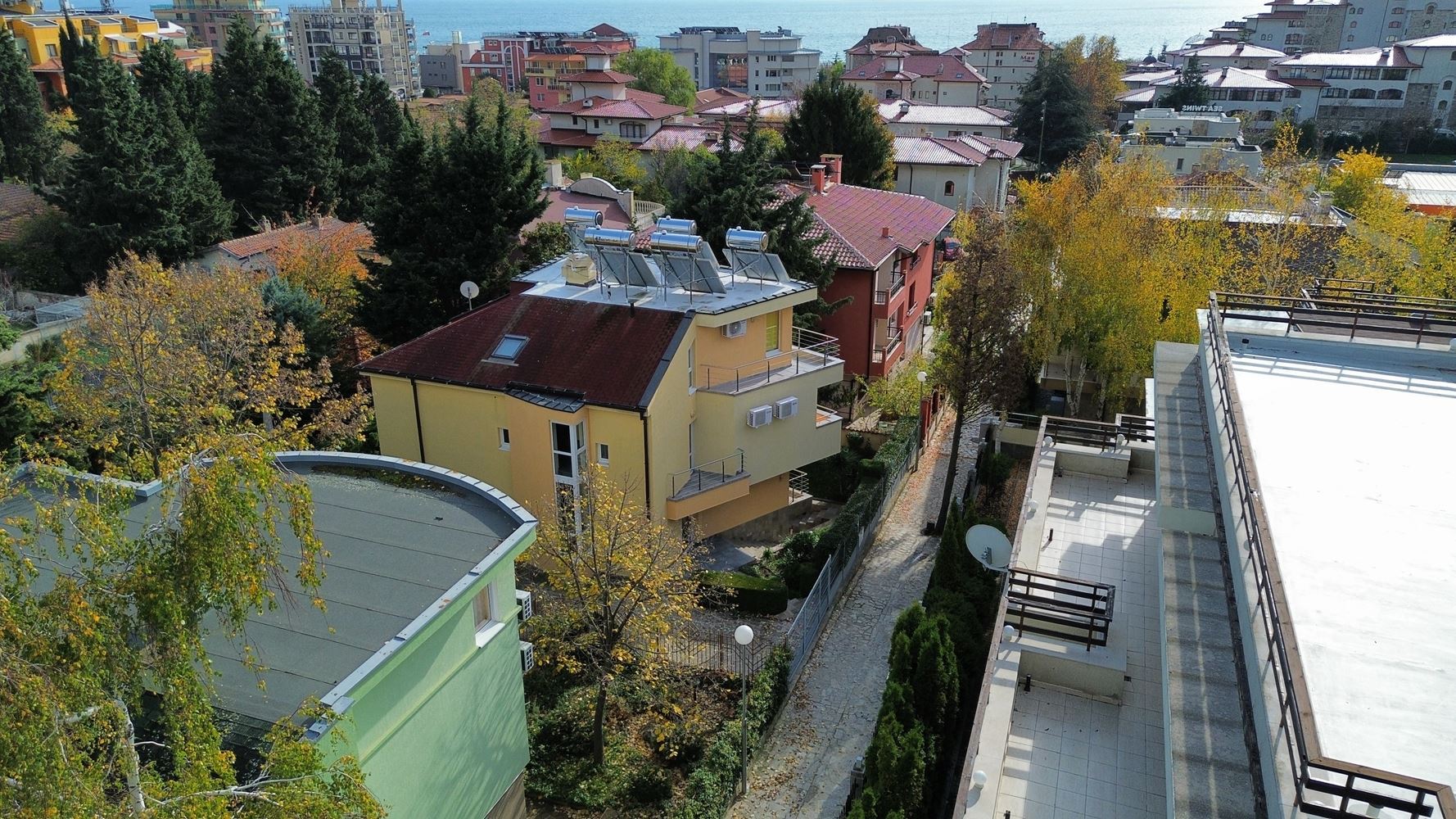 Panoramahaus auf vier Etagen mit 8 Schlafzimmern und Meerblick im Ferienort Sonnenstrand – ohne Wartungsgebühr