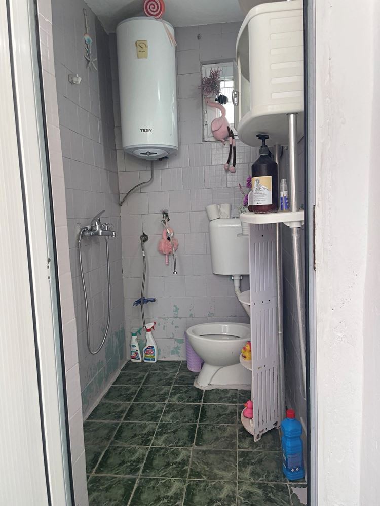 Eigenständiger Teil eines Hauses mit Hof in Burgas – Banevo, Großzügigkeit, Funktionalität und hervorragende Lage nahe den Mineralbädern