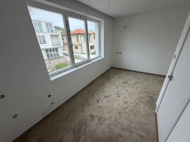 Dreistöckiges Reihenhaus in Banevo – moderne Bauweise, Hof und zwei Parkplätze