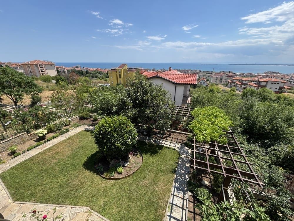 Freistehendes Haus mit Panoramablick auf das Meer und eigenem Garten in Sveti Vlas