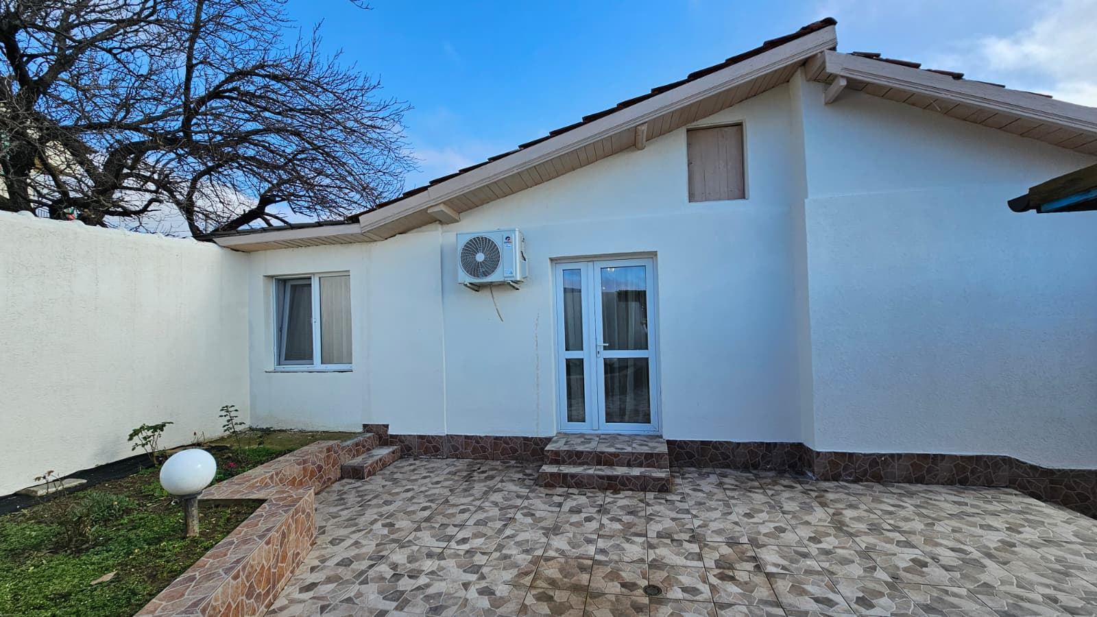 Außergewöhnliches einstöckiges Haus mit großzügigem Garten im ruhigen Dorf Kosharitsa