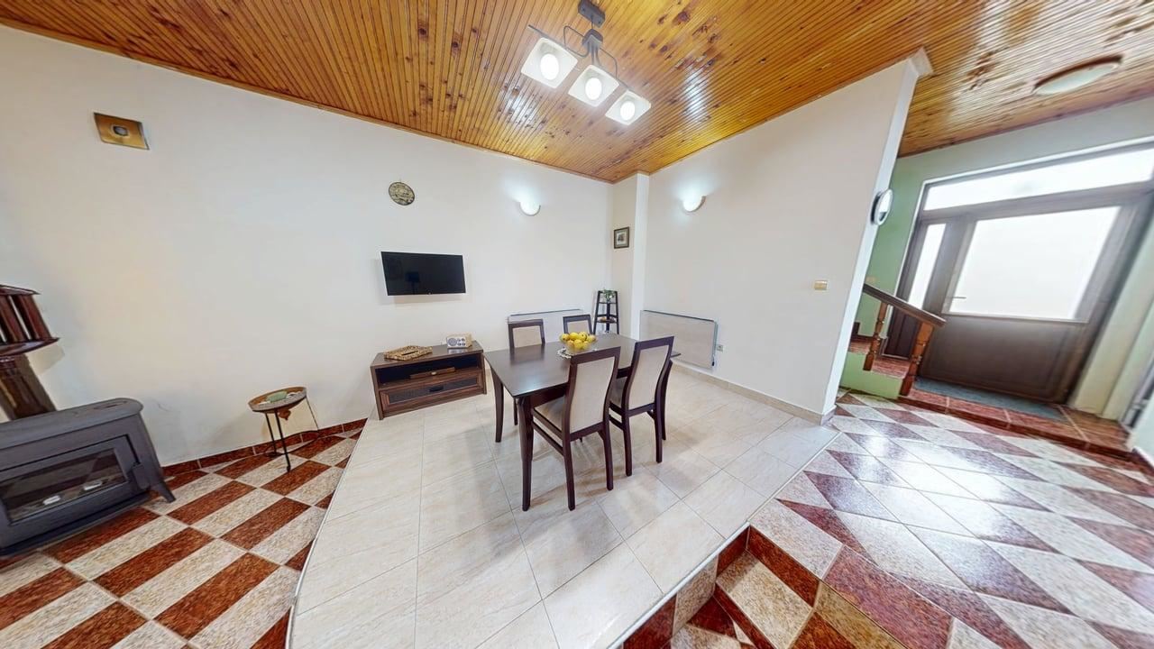 Zweigeschossiges Haus im Dorf Poroy – Ruhe, Raum und Komfort in Meeresnähe