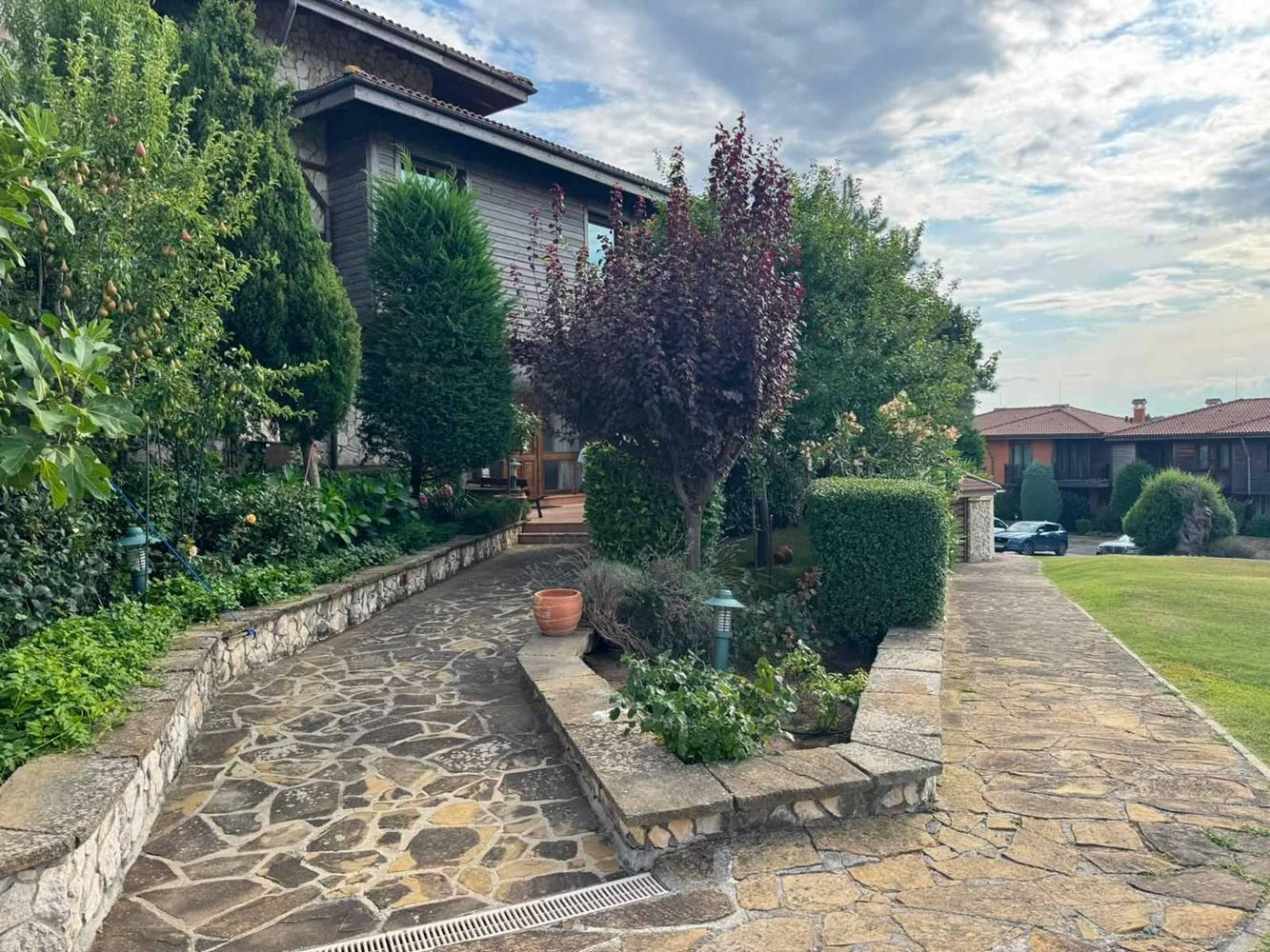 Luxuriöses Haus mit Swimmingpool, großzügigem Garten und beeindruckender Ausstattung in Varna
