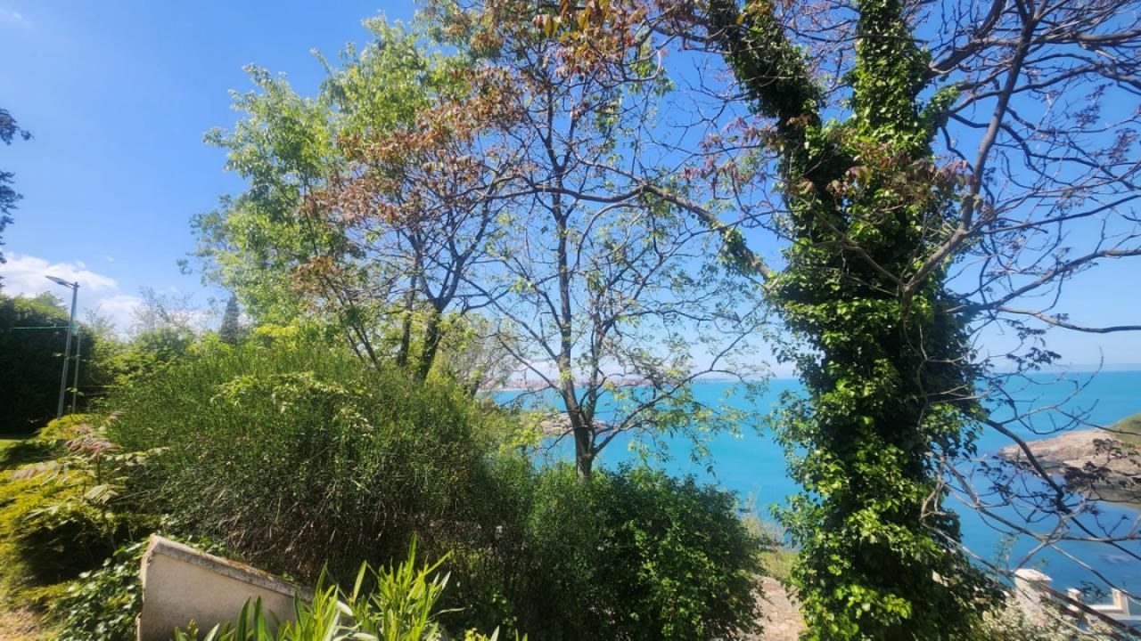 Wunderschönes dreistöckiges Haus in erster Meereslinie in Sosopol mit Panoramablick auf die Paradiesbucht