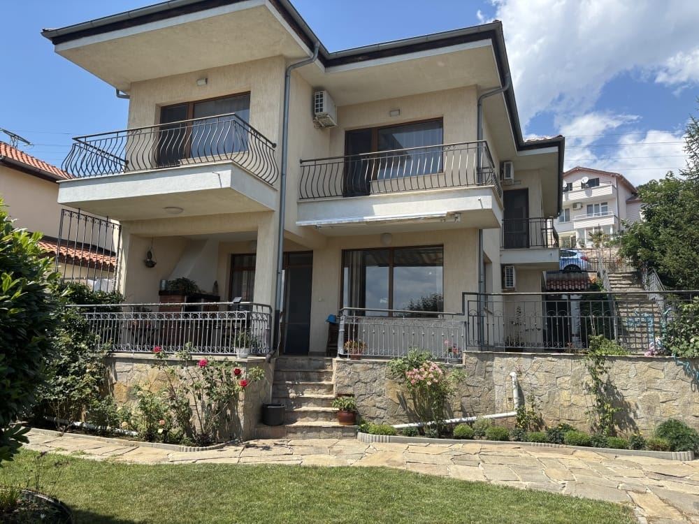 Freistehendes Haus mit Panoramablick auf das Meer und eigenem Garten in Sveti Vlas