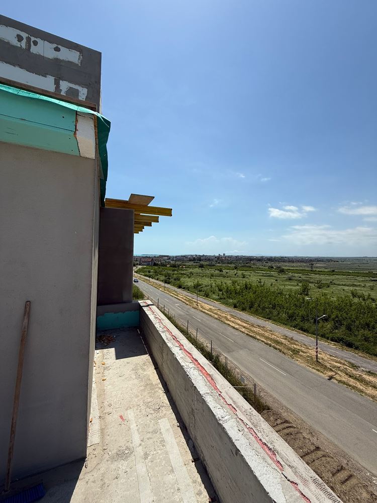 Luxuriöses geräumiges Haus mit Panoramaterrassen und eigenem Garten in einer modernen Anlage am Meer