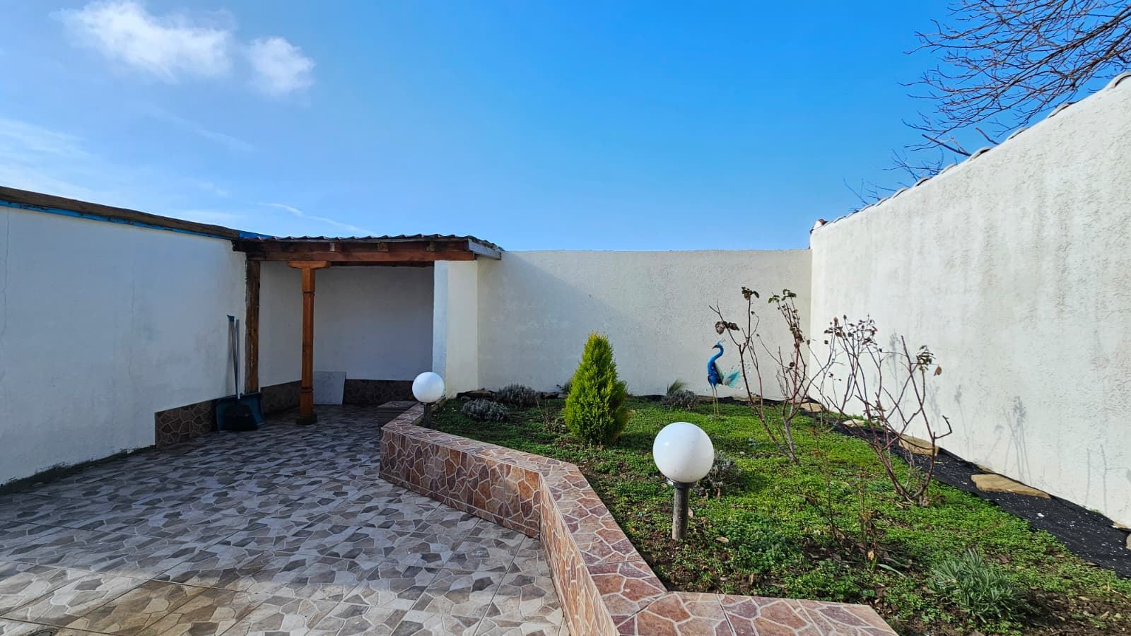 Außergewöhnliches einstöckiges Haus mit großzügigem Garten im ruhigen Dorf Kosharitsa