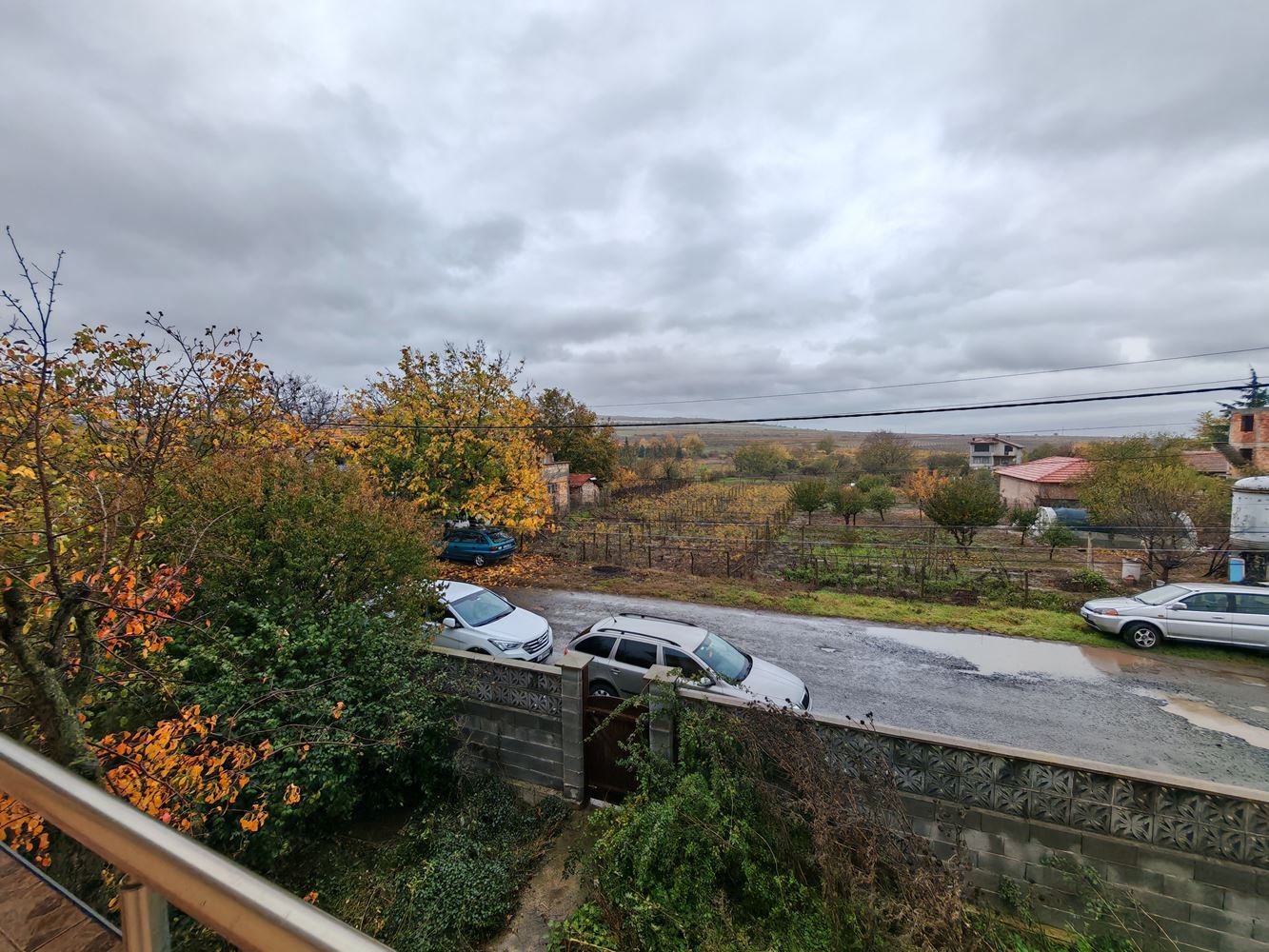Freistehendes zweistöckiges Haus mit großem Garten und Weinberg im Dorf Poroy – Raum, Komfort und Ruhe