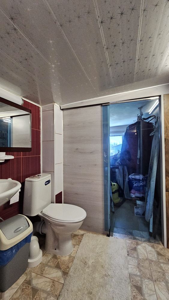 Ausgezeichnetes einstöckiges Haus mit Pool und großem Grundstück im Dorf Dyulevo