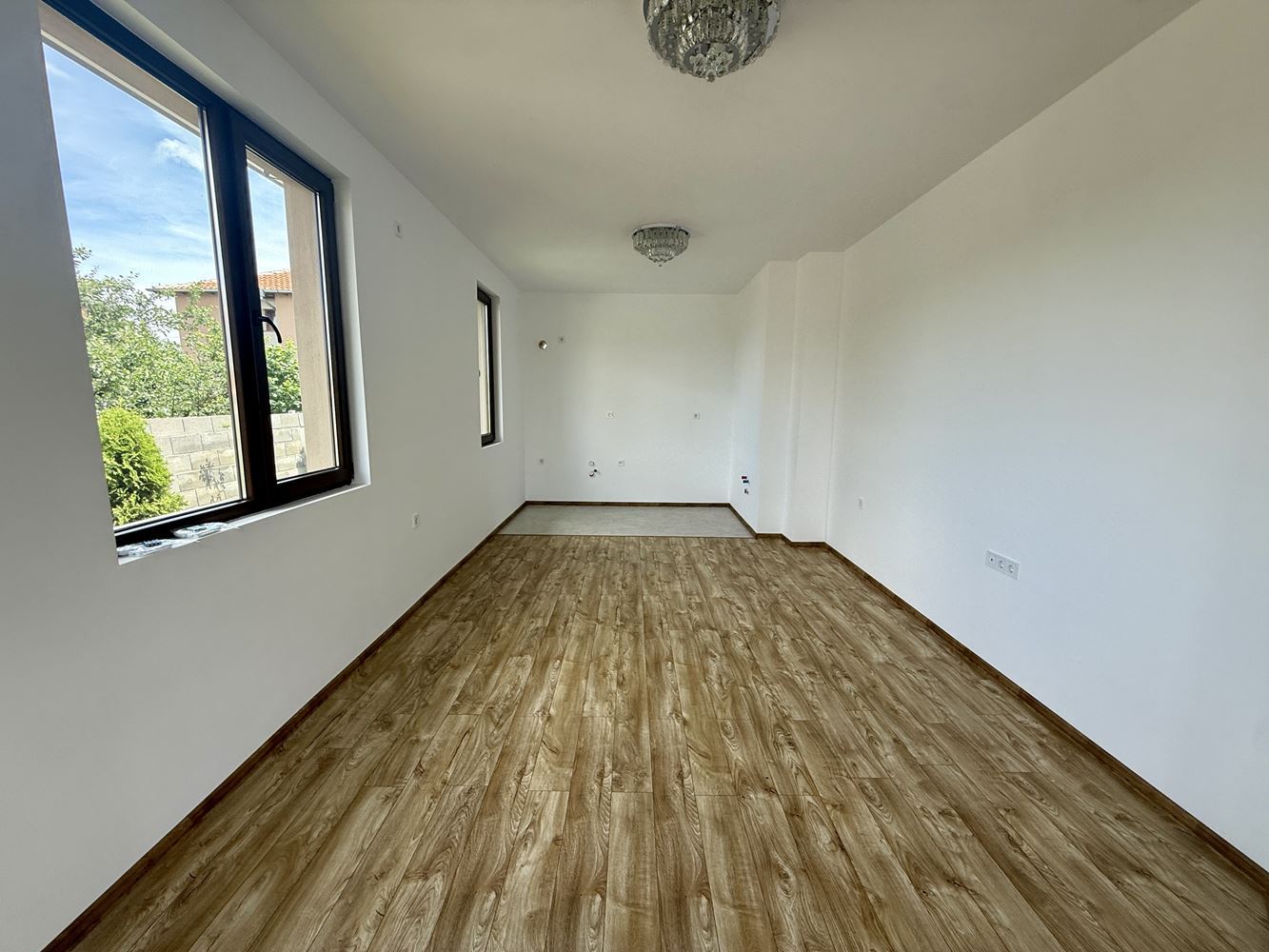 Neues eingeschossiges Haus mit drei Schlafzimmern und eigenem Garten – Komfort, Ruhe und Qualität nahe Sonnenstrand