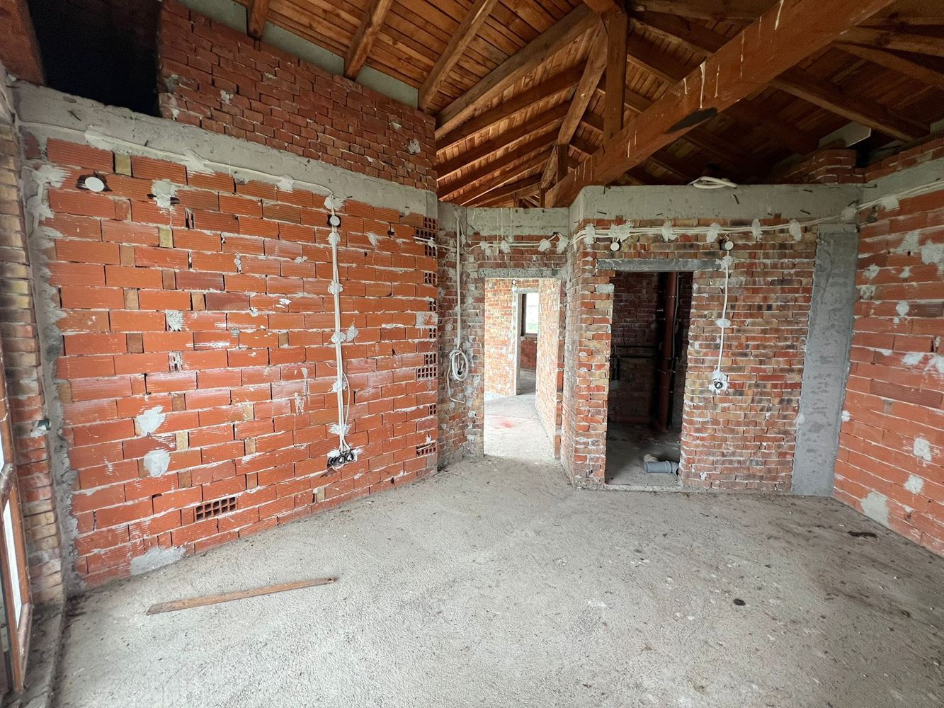 Freistehendes zweigeschossiges Haus mit Garten und Pool in einer bewachten Anlage in Aheloy