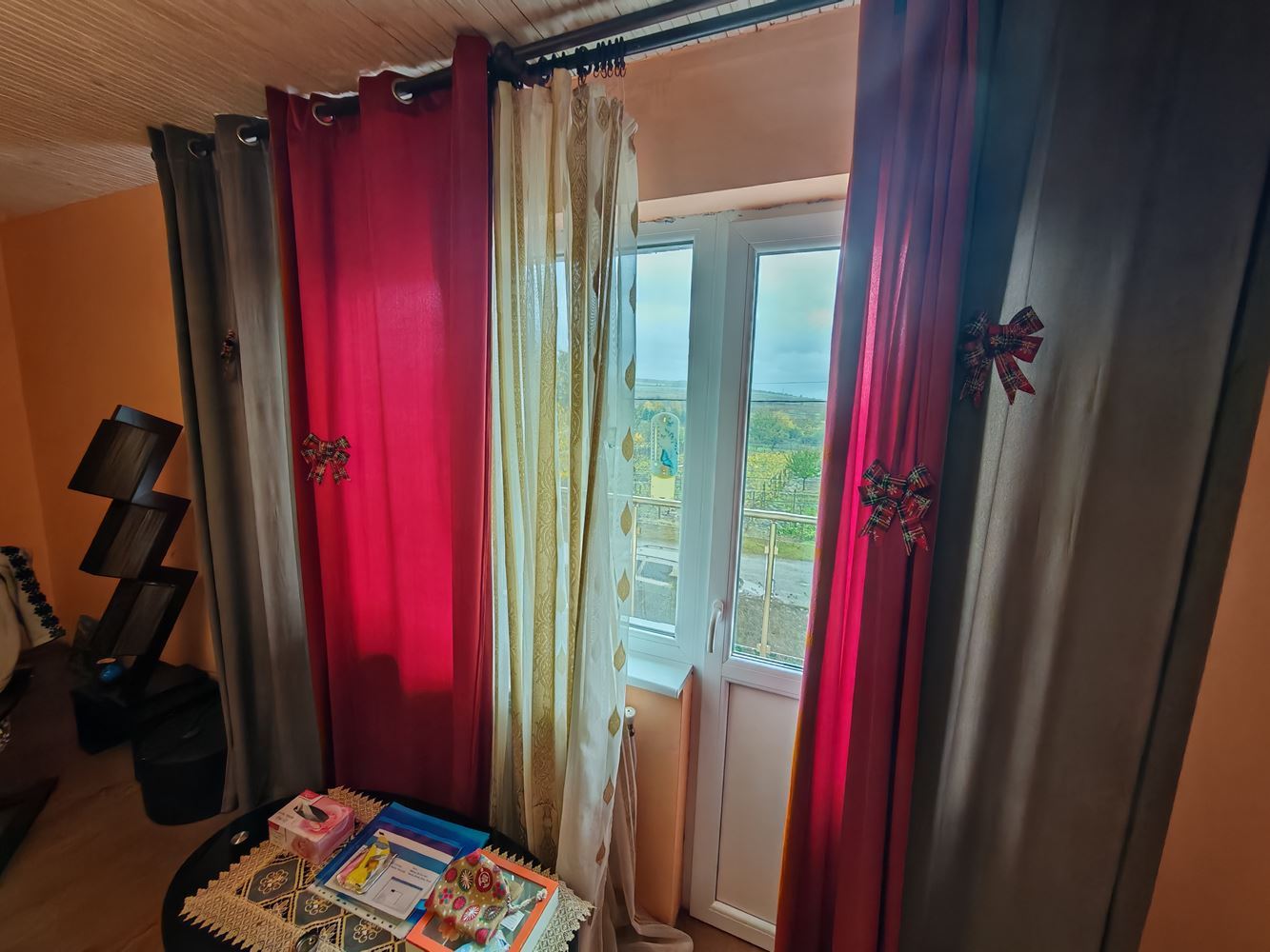 Freistehendes zweistöckiges Haus mit großem Garten und Weinberg im Dorf Poroy – Raum, Komfort und Ruhe