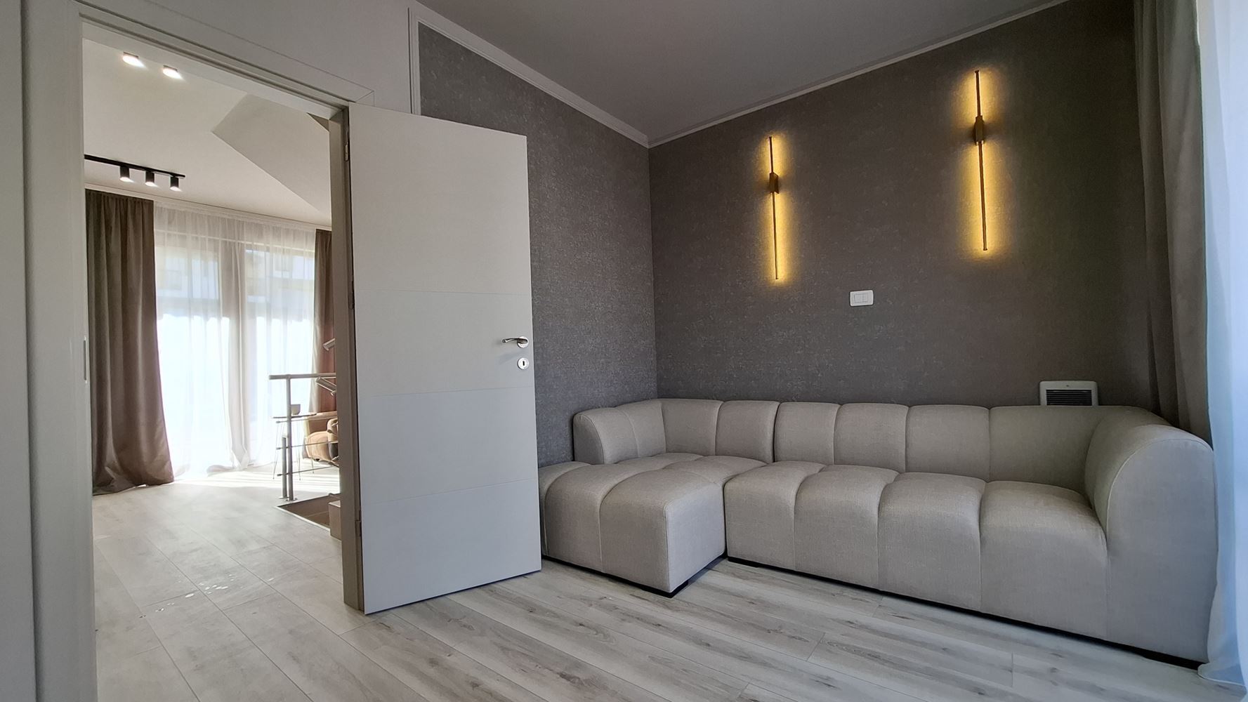 Luxuriöses dreistöckiges Townhouse nur 50 Meter vom Strand entfernt – brandneues Zuhause mit modernem Interieur und höchstem Komfort