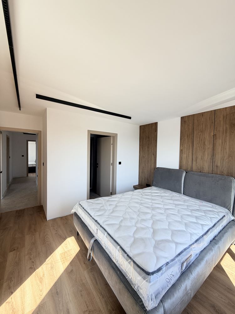 Zweigeschossiges modernes Haus in einer geschlossenen Anlage nahe Sonnenstrand – Öko-Umgebung, Raum und Luxus