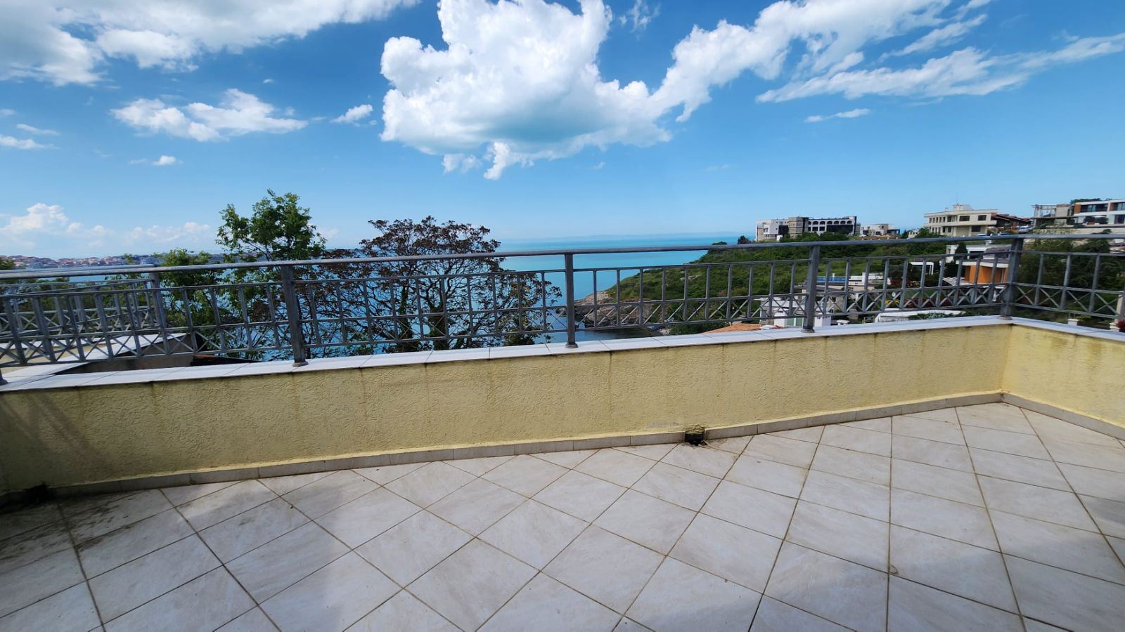 Wunderschönes dreistöckiges Haus in erster Meereslinie in Sosopol mit Panoramablick auf die Paradiesbucht