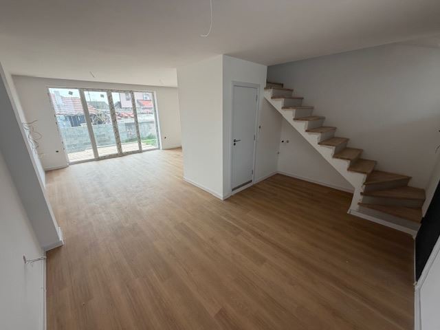 Dreistöckiges Reihenhaus in Banevo – moderne Bauweise, Hof und zwei Parkplätze