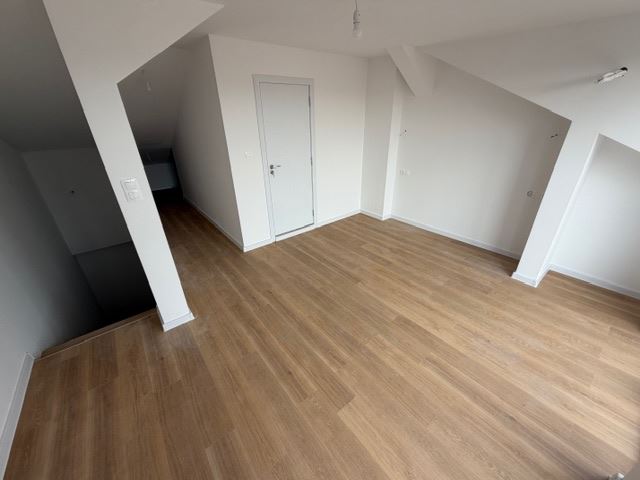 Dreistöckiges Reihenhaus in Banevo – moderne Bauweise, Hof und zwei Parkplätze
