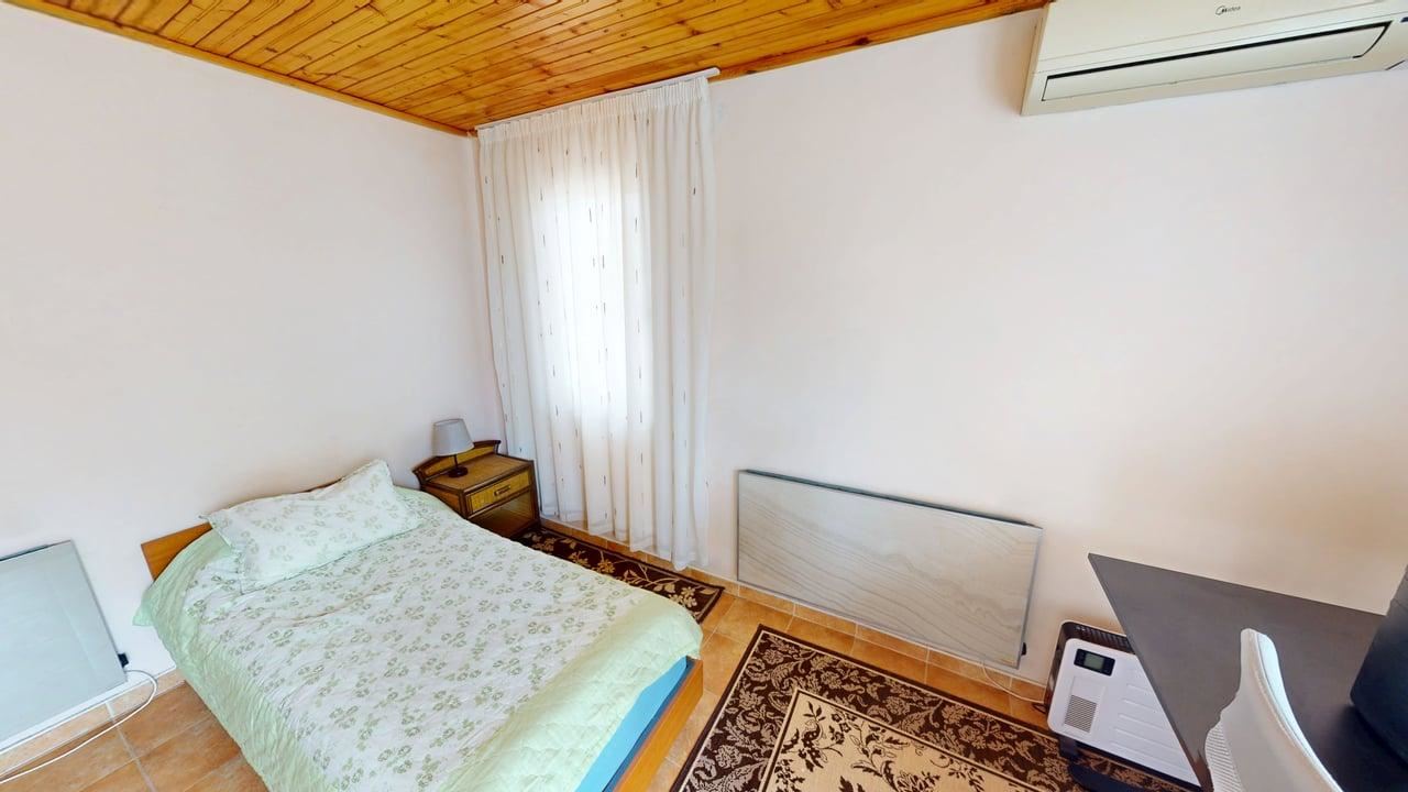 Zweigeschossiges Haus im Dorf Poroy – Ruhe, Raum und Komfort in Meeresnähe