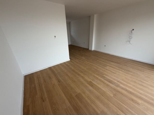 Dreistöckiges Reihenhaus in Banevo – moderne Bauweise, Hof und zwei Parkplätze