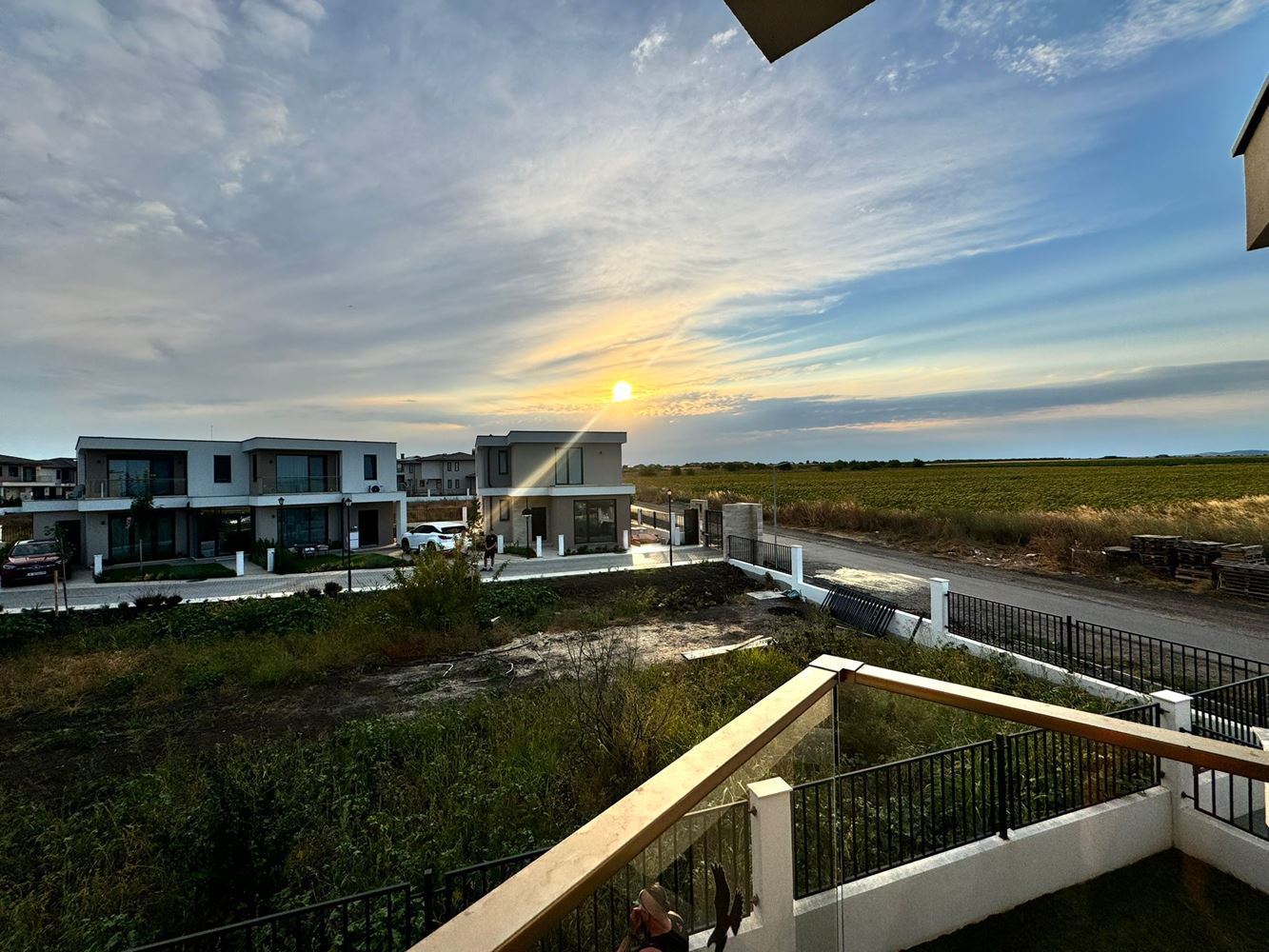 Modernes zweistöckiges Haus mit Garten in einem Luxuskomplex zwischen Pomorie und Sarafovo – Stil, Raum und Natur