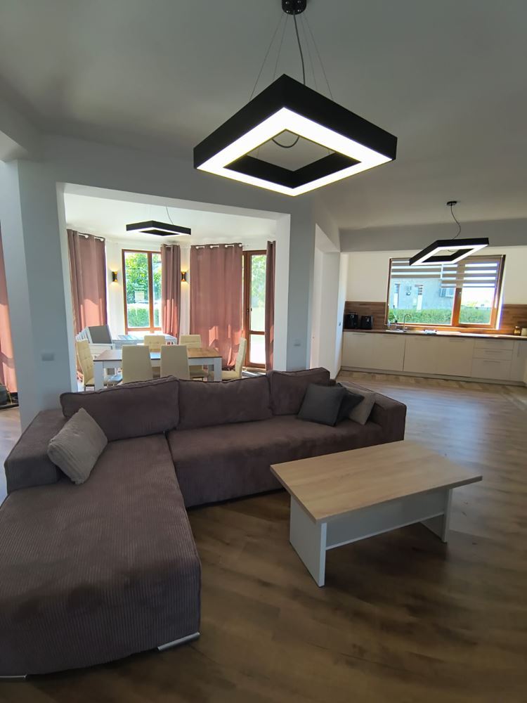 Zweistöckiges Haus mit Swimmingpool und eigenem Garten mit Stellplatz in Aheloy – vollständig möbliert und bezugsfertig
