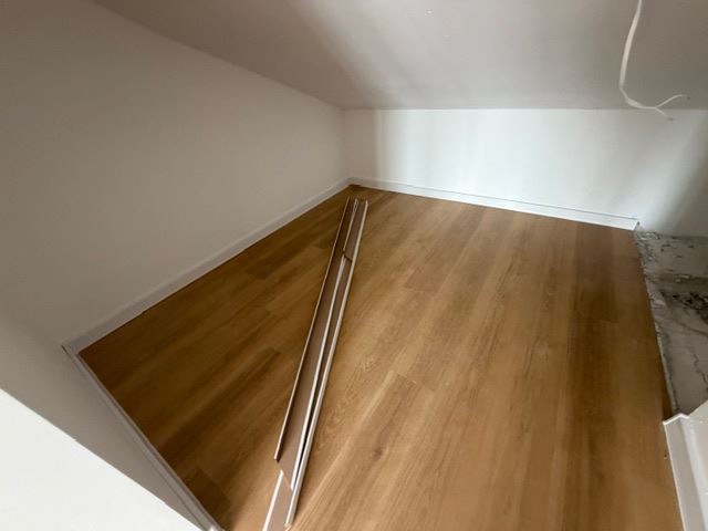 Dreistöckiges Reihenhaus in Banevo – moderne Bauweise, Hof und zwei Parkplätze