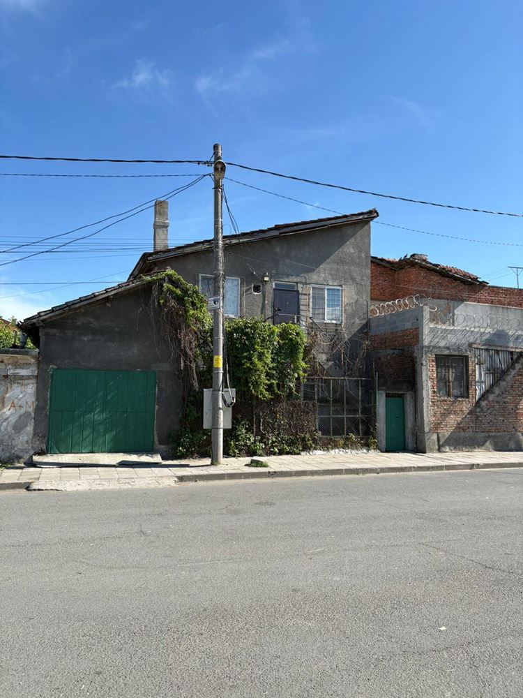 Burgas – Freistehendes zweistöckiges Haus mit Garage und Möglichkeit für zwei unabhängige Wohneinheiten