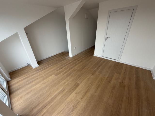 Dreistöckiges Reihenhaus in Banevo – moderne Bauweise, Hof und zwei Parkplätze