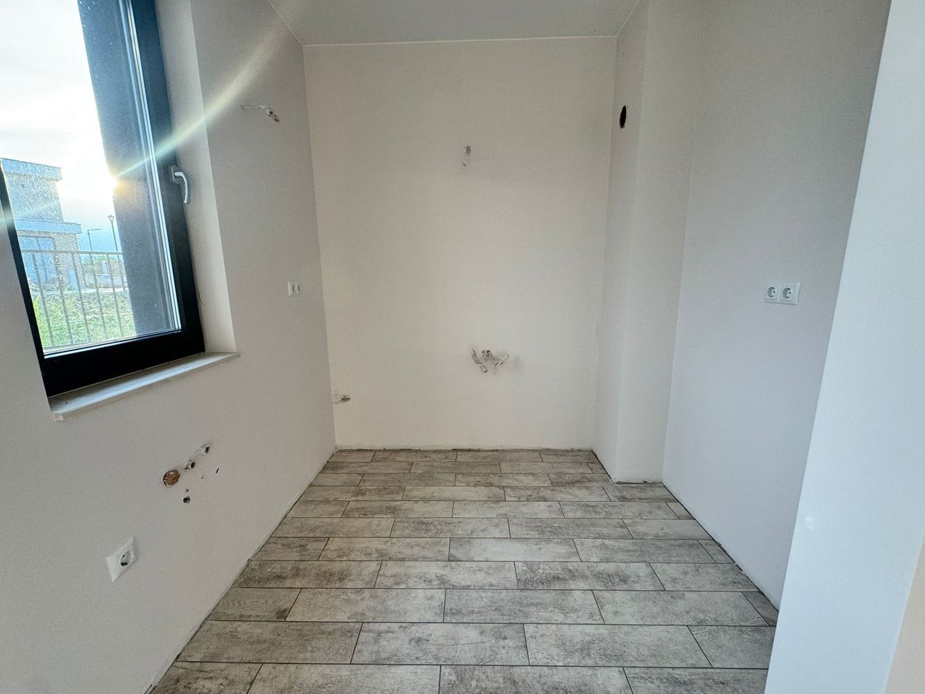 Modernes zweistöckiges Haus mit Garten in einem Luxuskomplex zwischen Pomorie und Sarafovo – Stil, Raum und Natur