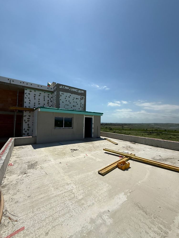 Luxuriöses geräumiges Haus mit Panoramaterrassen und eigenem Garten in einer modernen Anlage am Meer