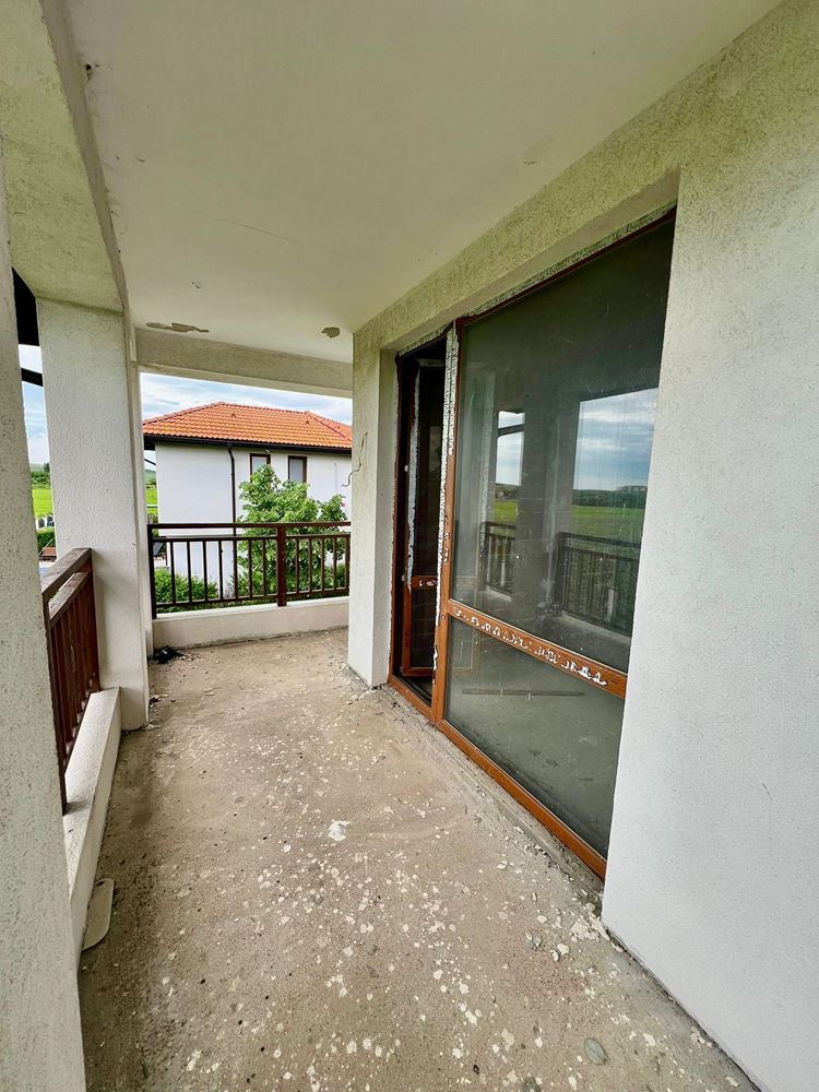Freistehendes zweigeschossiges Haus mit Garten und Pool in einer bewachten Anlage in Aheloy